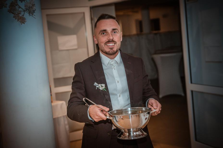 starejší roznáša svadobnú polievku