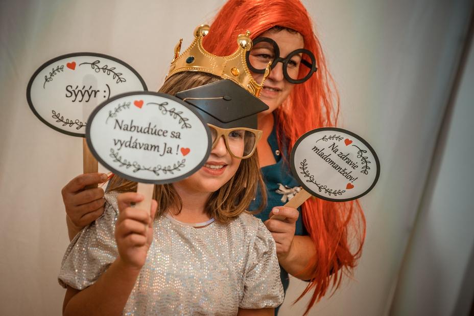 Kameraman filmuje pekné svadobne šaty